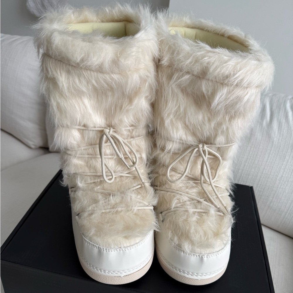 Women's Cream Faux Fur Ski Boots - Moon Boots Style